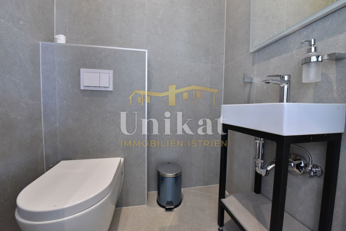 Moderna vila obdana z zelenjem in z razgledom na morje